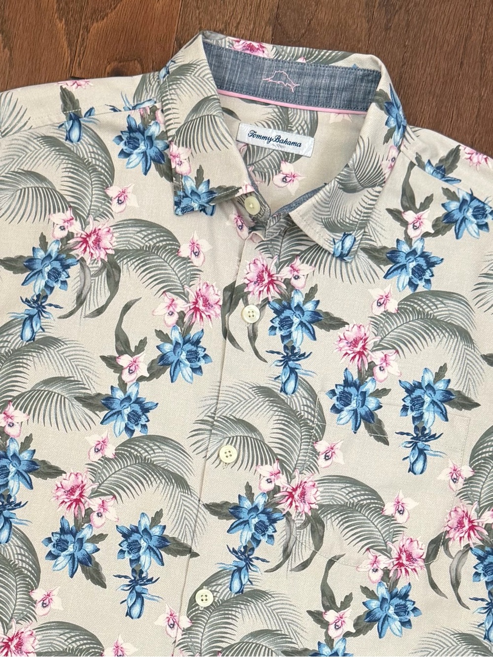 Tommy Bahama Cream Floral Short-Sleeve Button-Down Blue and Pink Flowers Large